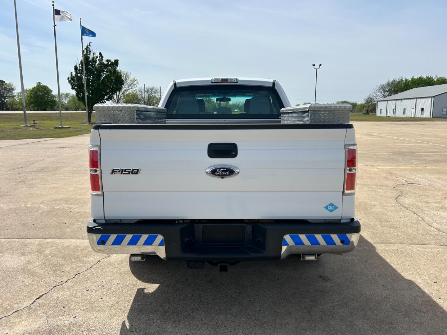 2014 White /Gray Ford F-150 XL SuperCab 6.5-ft. Bed 2WD (1FTEX1CM2EK) with an 3.7L V6 DOHC 24V engine, 6-Speed Automatic transmission, located at 17760 Hwy 62, Morris, OK, 74445, (918) 733-4887, 35.609104, -95.877060 - 2014 FORD F-150 XL SUPERCAB 6.5-ft. BED 2WD 3.7L V6 BI-FUEL SYSTEM RUNS ON CNG OR GASOLINE. FEATURES KEYLESS REMOTE ENTRY, POWER LOCKS, POWER WINDOWS, AM/FM STEREO, SIRIUS XM STEREO, CD PLAYER, AUXILLARY PORT, CRUISE CONTROL, TRACTION CONTROL, MULTI-FUNCTIONING STEERING WHEEL CONTROLS, TRAILER HITCH - Photo#5